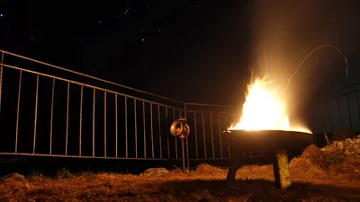 Brennende Feuerschale bei Nacht unter dem Sternenhimmel